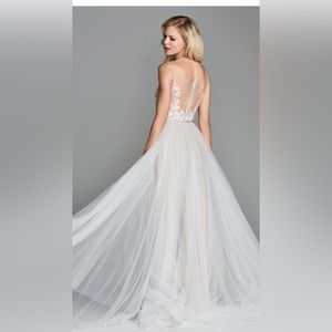 WToo size 12. Never worn sample dress.